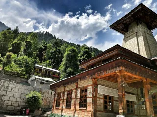 Day 5: Old Manali, Volvo to Delhi